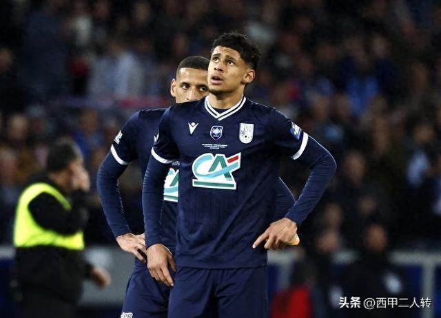 问鼎娱乐官网-包含勒沃库森围绕法国杯单刀错失詹姆斯在巴黎圣日耳曼比赛中刷新纪录，媒体一致点评：哈兰德在RNG比赛中刷新纪录的词条